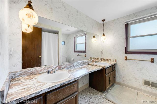 217 Stonetree Circle, Rochester Hills, MI 48309