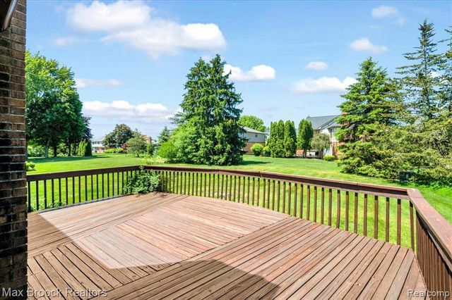 217 Stonetree Circle, Rochester Hills, MI 48309