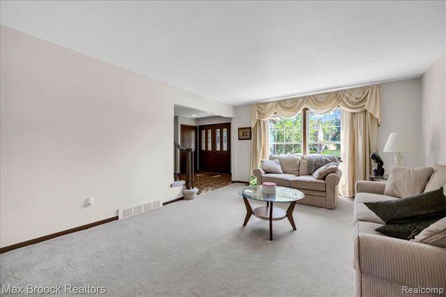 217 Stonetree Circle, Rochester Hills, MI 48309