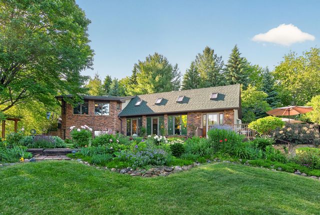 8840 River Heights Way, Inver Grove Heights, MN 55076