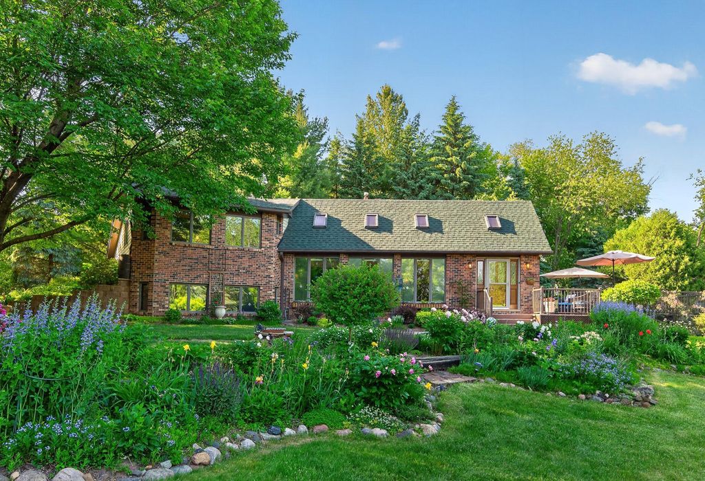 8840 River Heights Way, Inver Grove Heights, MN 55076