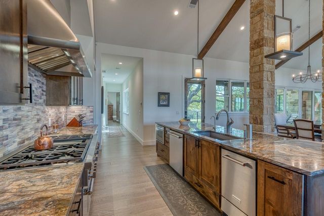 128 Westgate LOOP, Horseshoe Bay, TX 78657