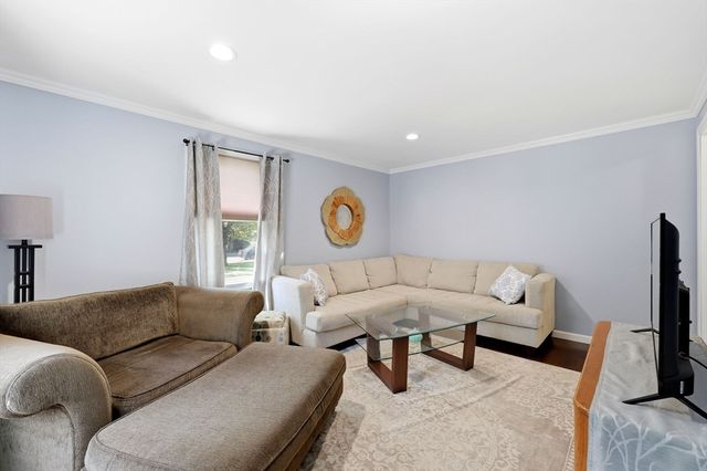 18 Fox Run Ln, Hampden, MA 01036