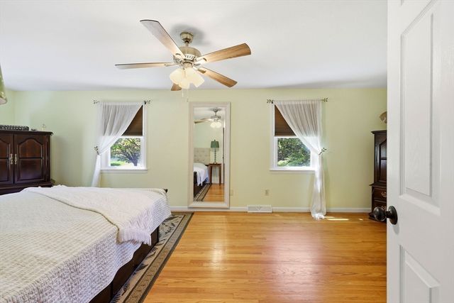 18 Fox Run Ln, Hampden, MA 01036