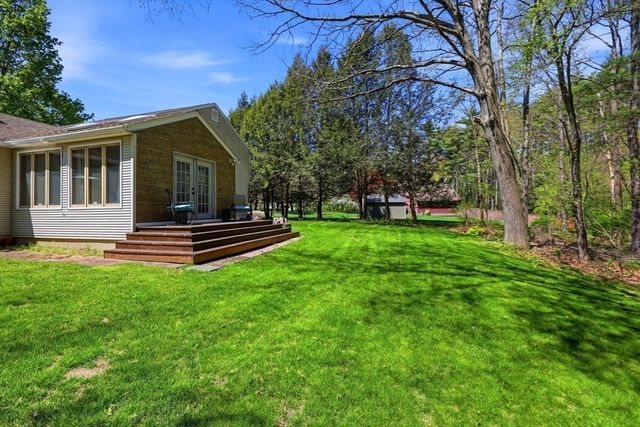 18 Fox Run Ln, Hampden, MA 01036
