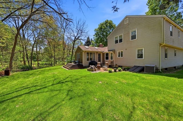 18 Fox Run Ln, Hampden, MA 01036