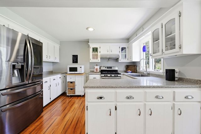 18 Fox Run Ln, Hampden, MA 01036