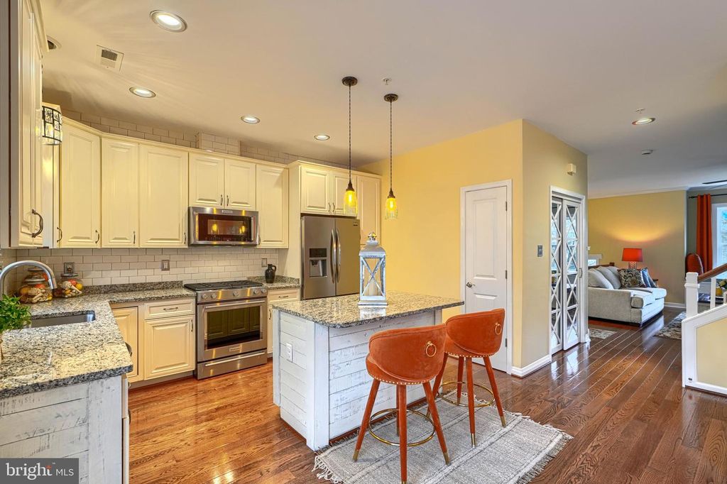 Image 12 of property listing at 8502 LYNCH RD, Dundalk, MD 21222