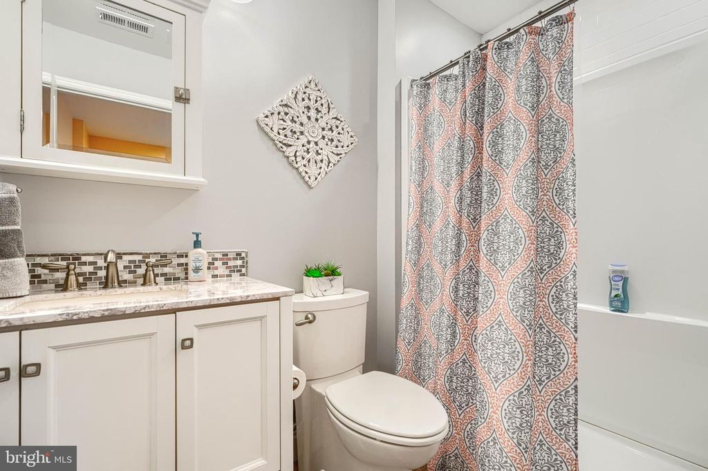 Image 33 of property listing at 8502 LYNCH RD, Dundalk, MD 21222