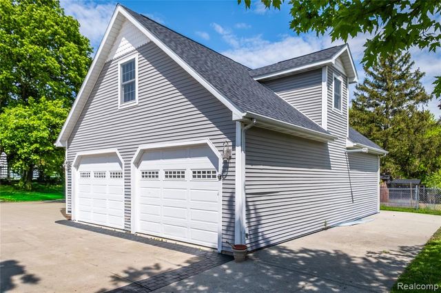 1255 Glendale Street, Burton, MI 48509