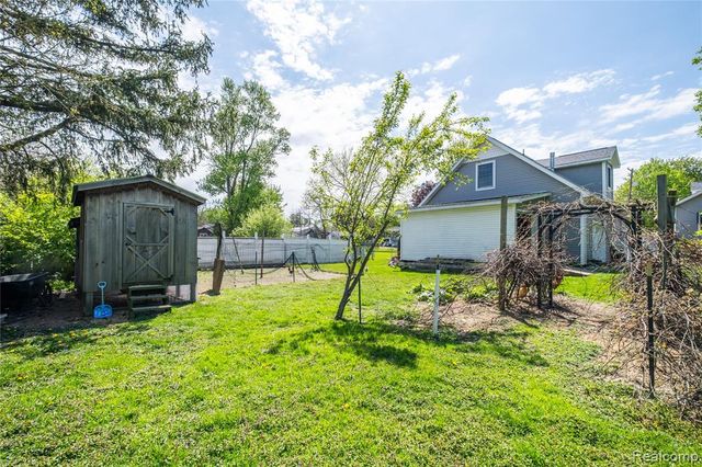 1255 Glendale Street, Burton, MI 48509