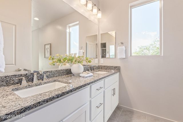 8829 N Sherry Cervi Way, Tucson, AZ 85743