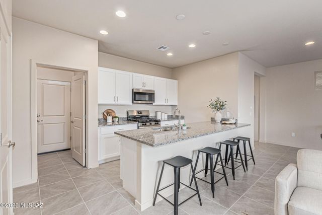 8829 N Sherry Cervi Way, Tucson, AZ 85743