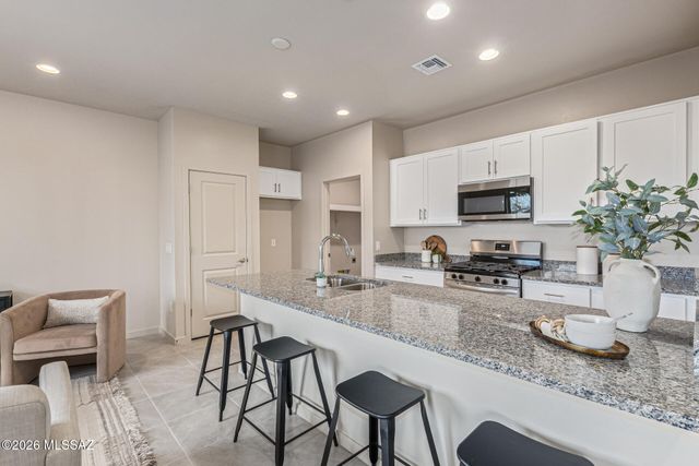 8829 N Sherry Cervi Way, Tucson, AZ 85743