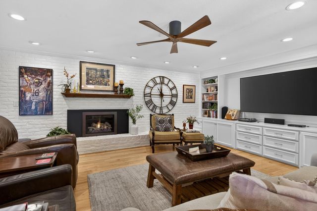 7233 Parkwoods Dr, Stockton, CA 95207