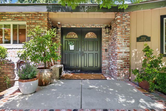 7233 Parkwoods Dr, Stockton, CA 95207