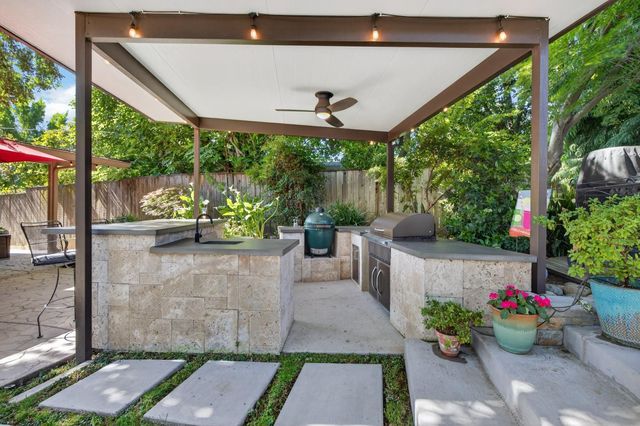 7233 Parkwoods Dr, Stockton, CA 95207