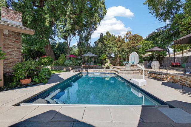 7233 Parkwoods Dr, Stockton, CA 95207