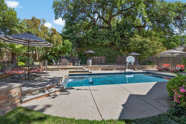 7233 Parkwoods Dr, Stockton, CA 95207