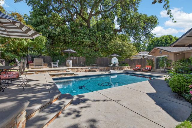 7233 Parkwoods Dr, Stockton, CA 95207