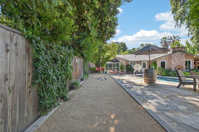 7233 Parkwoods Dr, Stockton, CA 95207