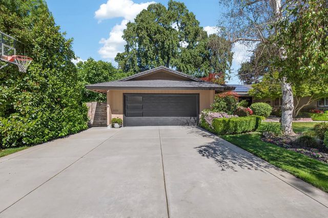 7233 Parkwoods Dr, Stockton, CA 95207