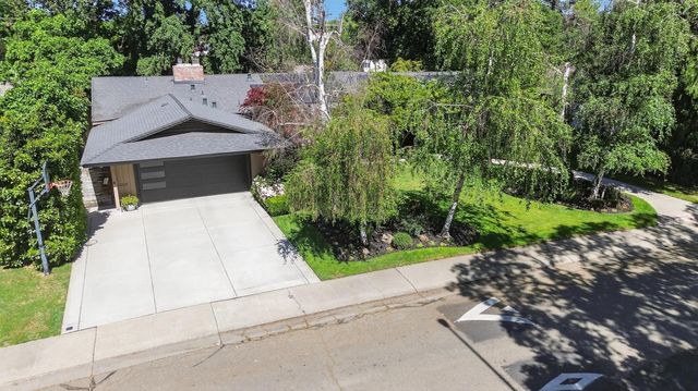 7233 Parkwoods Dr, Stockton, CA 95207
