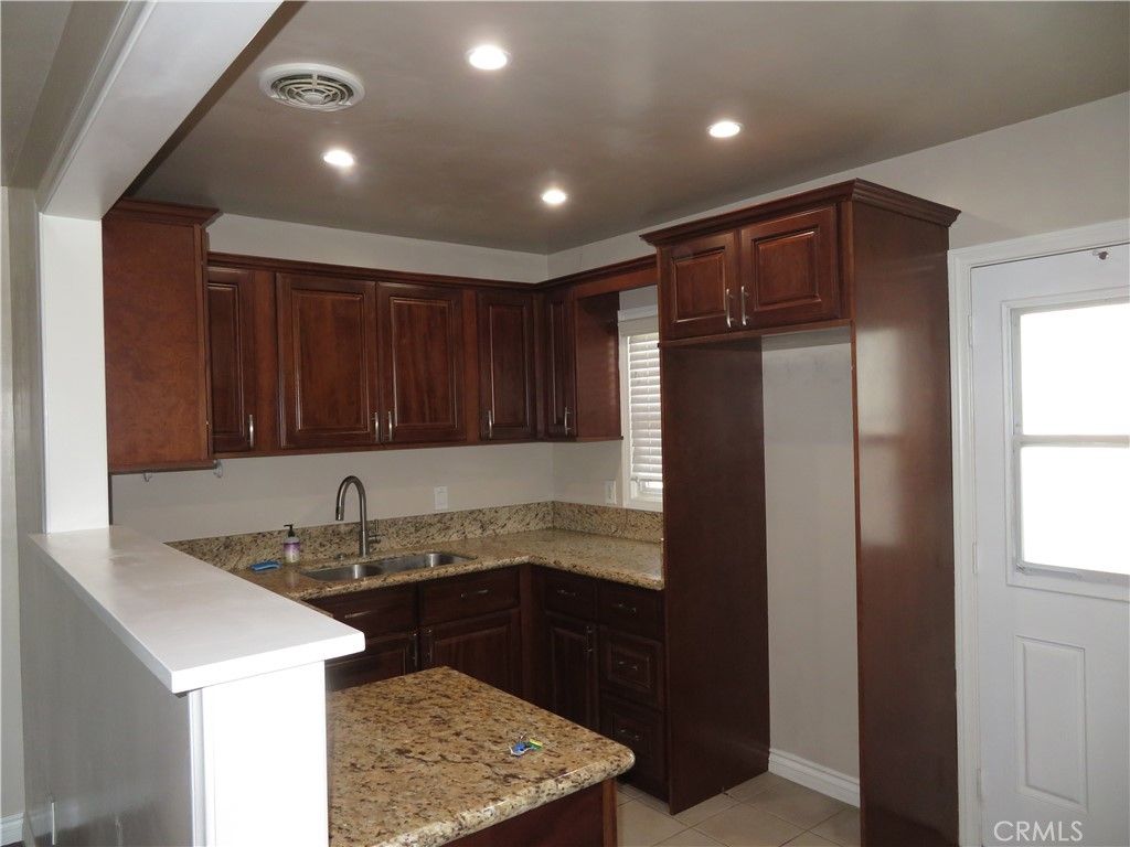 Image 6 of property listing at 9833 Walnut, Bellflower, CA 90706