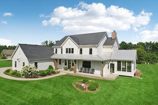 998 N Griffith ROAD, Oconomowoc, WI 53066