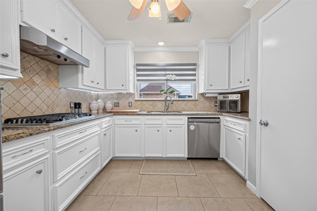 2207 Laurel Hill Drive, Kingwood, TX 77339