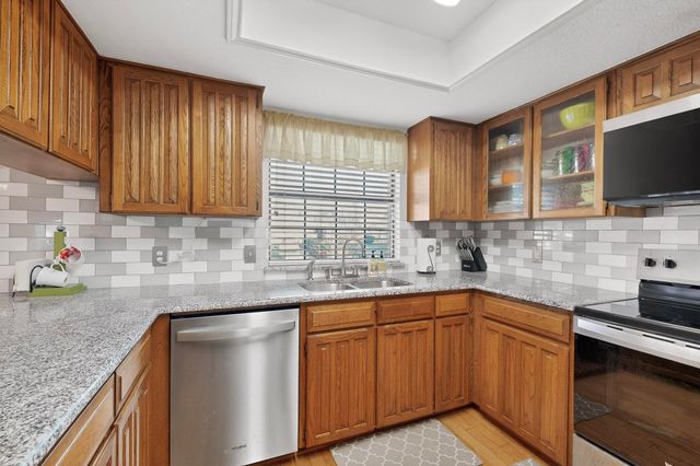 932 Freestone Drive, Arlington, TX 76017