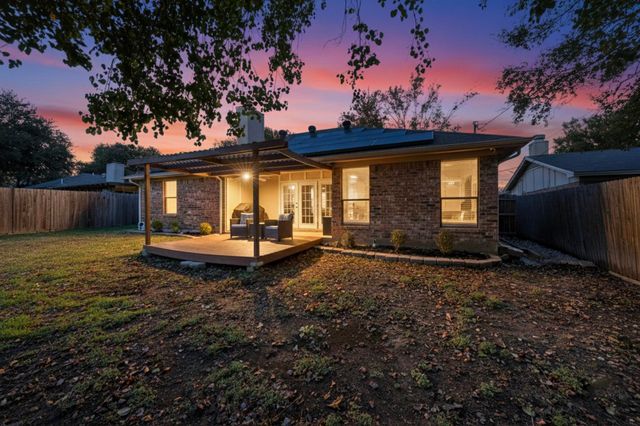 932 Freestone Drive, Arlington, TX 76017