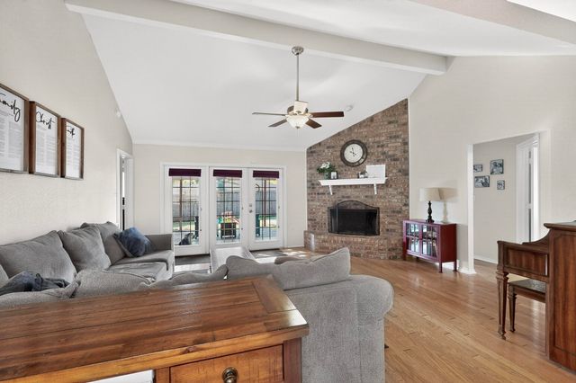 932 Freestone Drive, Arlington, TX 76017