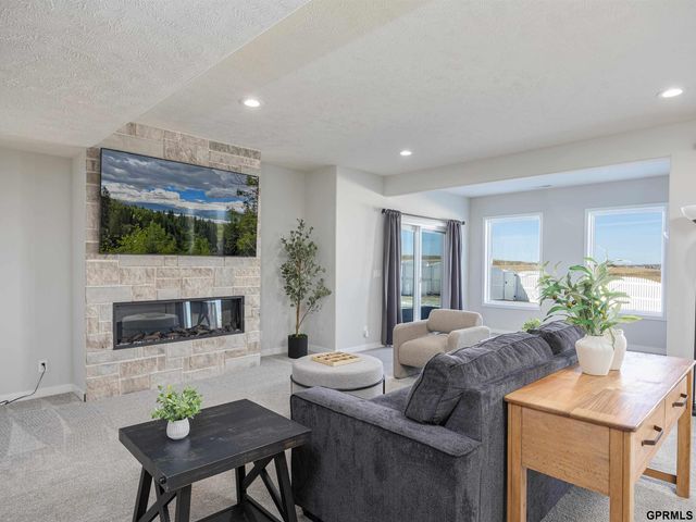 19108 Pinehurst Avenue, Omaha, NE 68136