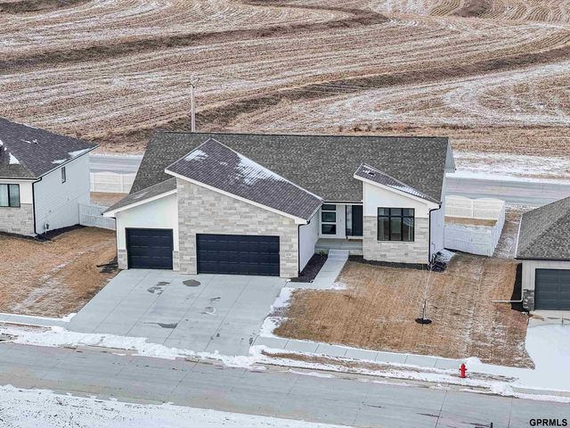 19108 Pinehurst Avenue, Omaha, NE 68136