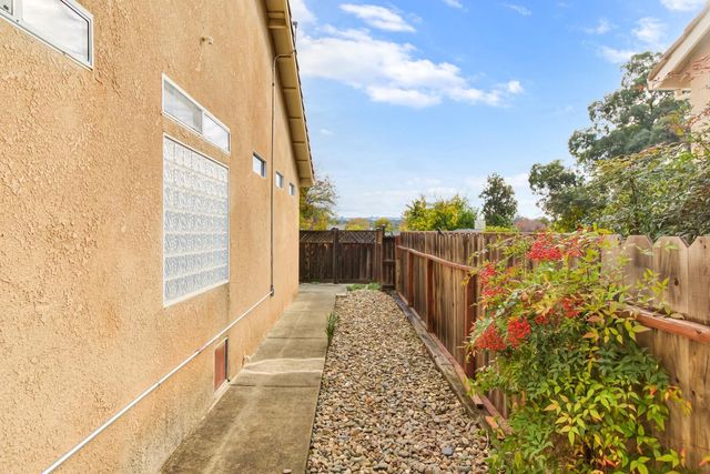 814 Pleasant Valley Dr, Ione, CA 95640