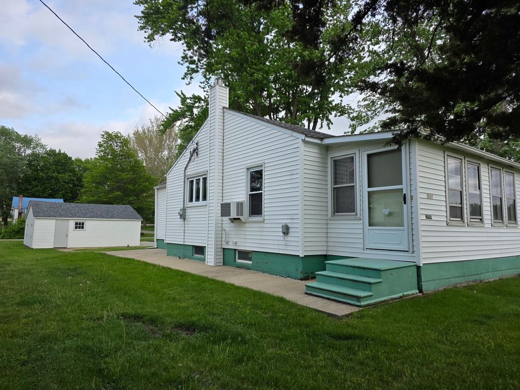 Image 2 of property listing at 811 Jackson Street, Prophetstown, IL 61277