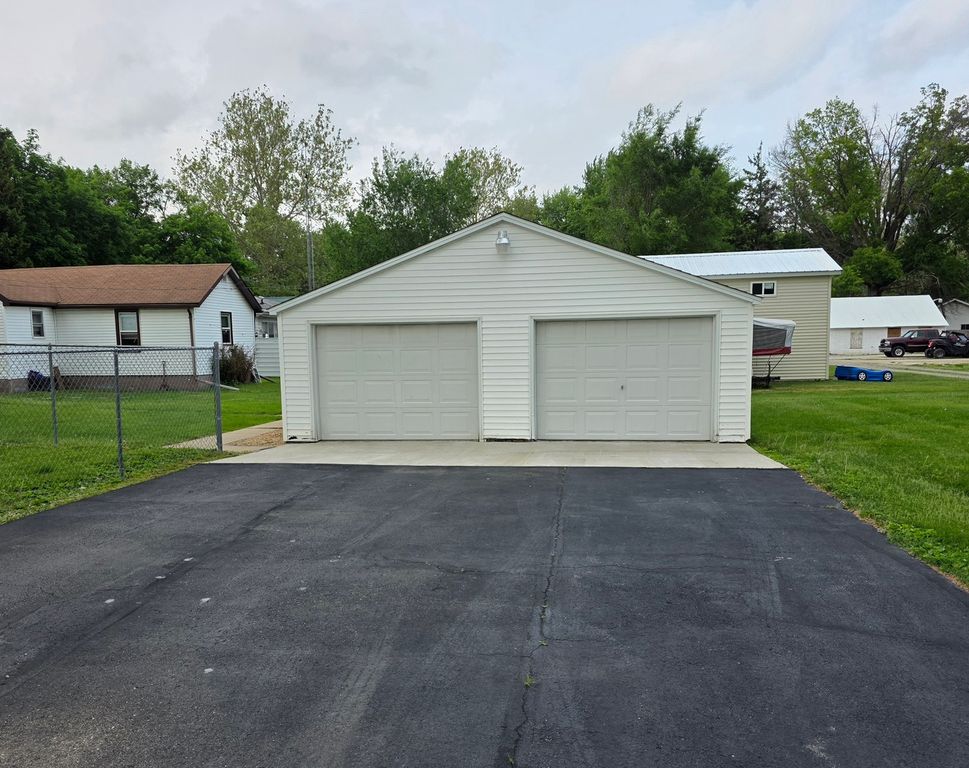 Image 11 of property listing at 811 Jackson Street, Prophetstown, IL 61277