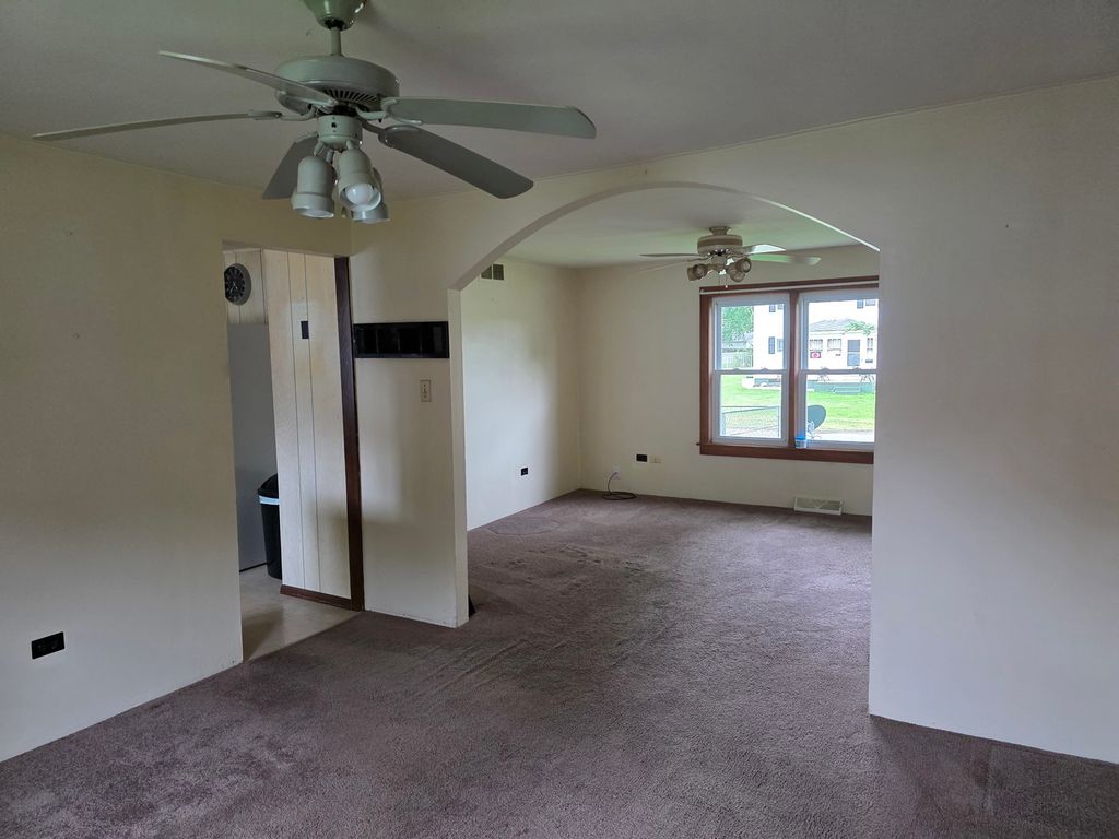 Image 3 of property listing at 811 Jackson Street, Prophetstown, IL 61277