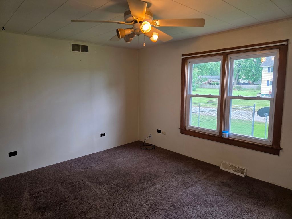 Image 4 of property listing at 811 Jackson Street, Prophetstown, IL 61277