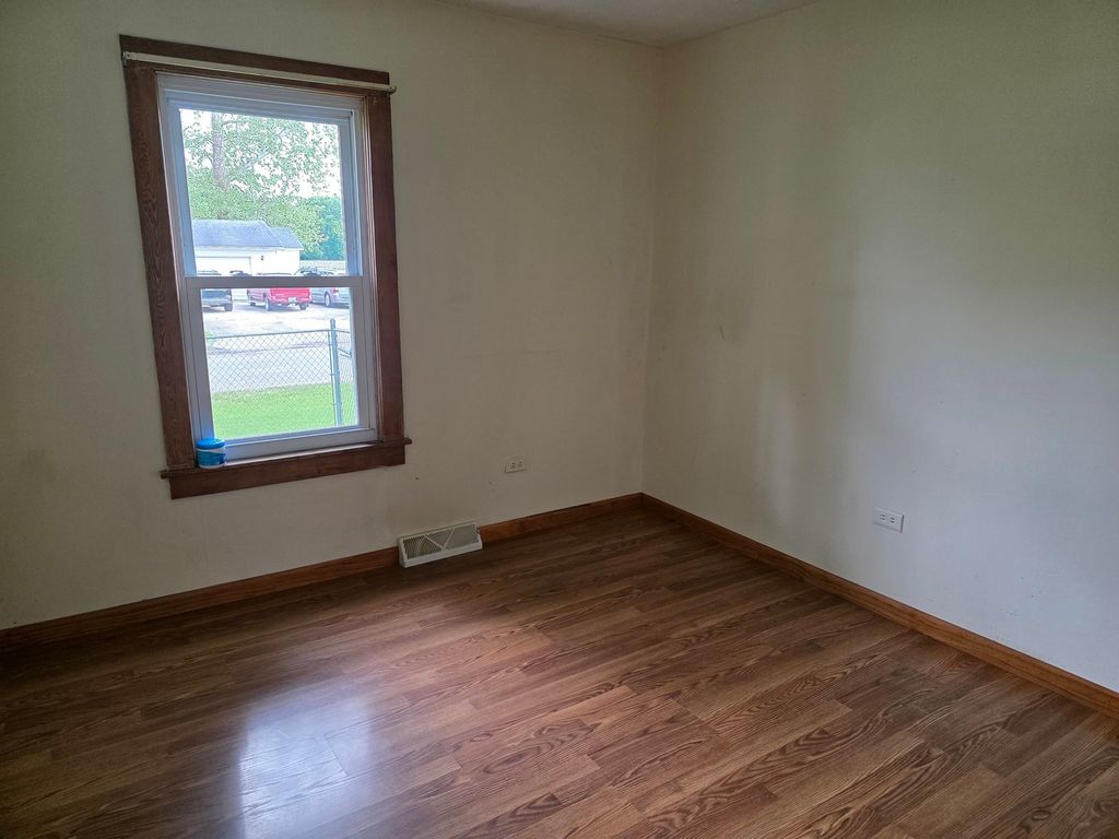 Image 8 of property listing at 811 Jackson Street, Prophetstown, IL 61277