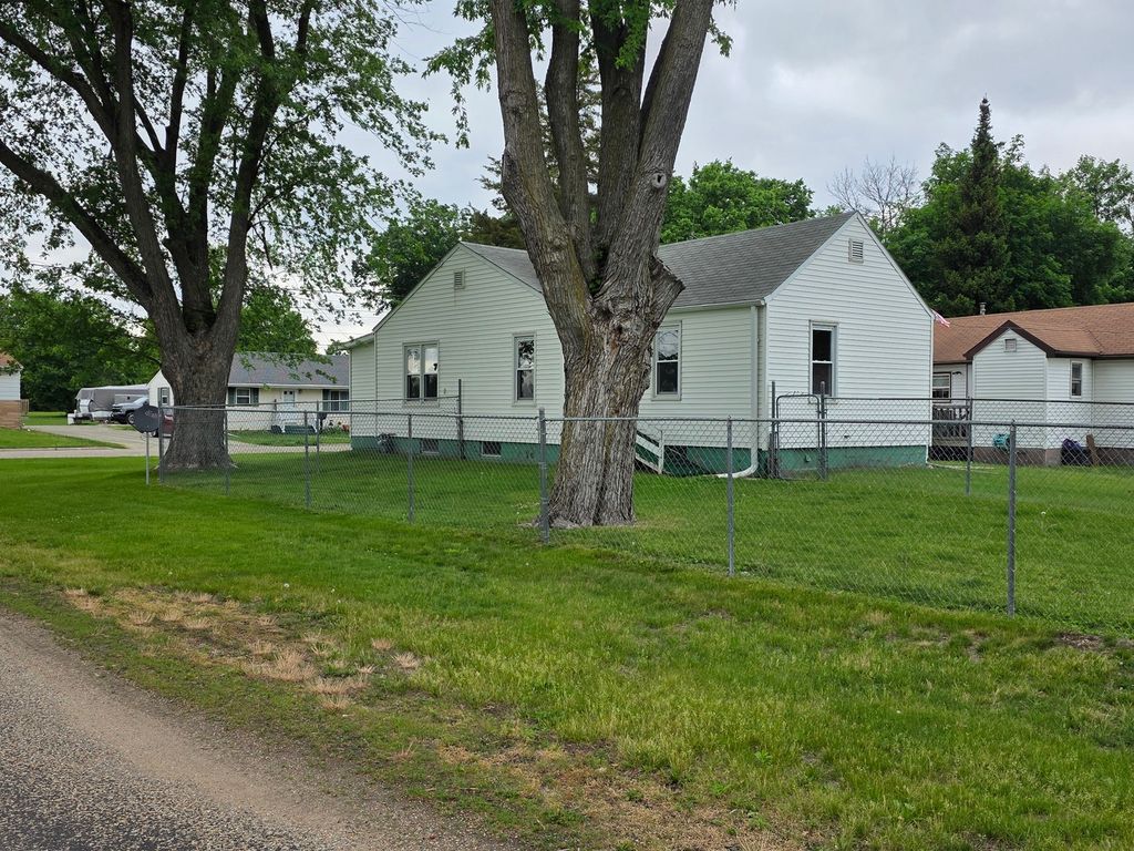 Image 10 of property listing at 811 Jackson Street, Prophetstown, IL 61277
