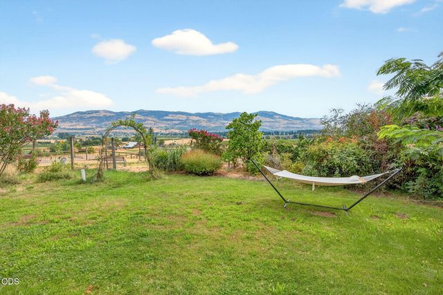 6577 Adams Road, Talent, OR 97540