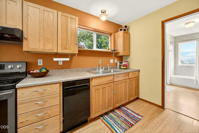6577 Adams Road, Talent, OR 97540