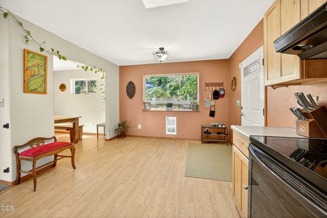 6577 Adams Road, Talent, OR 97540