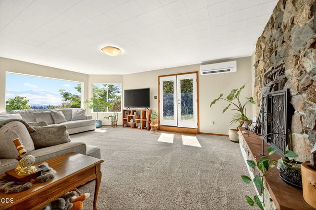 6577 Adams Road, Talent, OR 97540