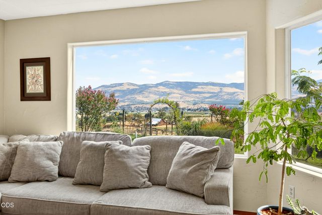 6577 Adams Road, Talent, OR 97540