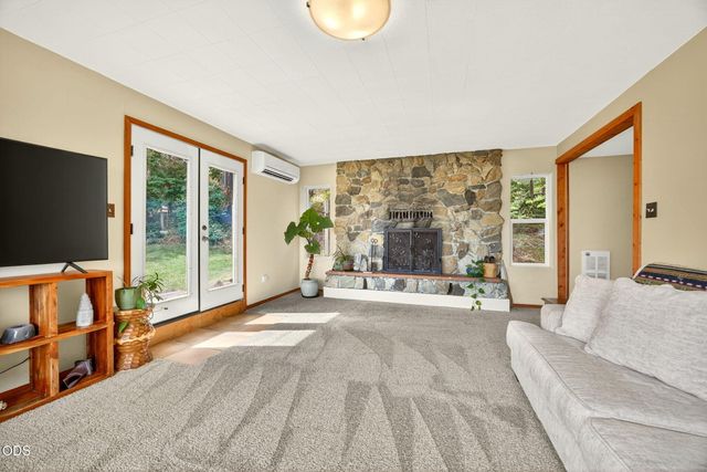 6577 Adams Road, Talent, OR 97540
