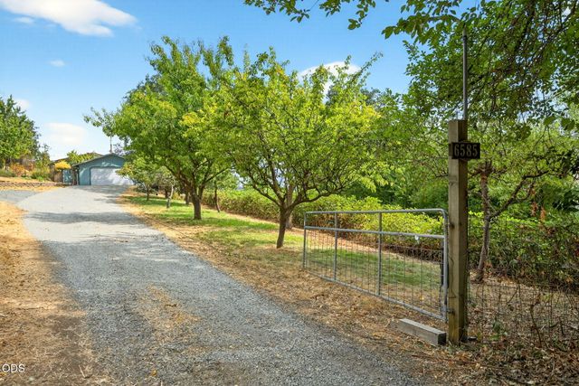 6577 Adams Road, Talent, OR 97540