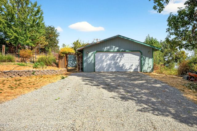 6577 Adams Road, Talent, OR 97540